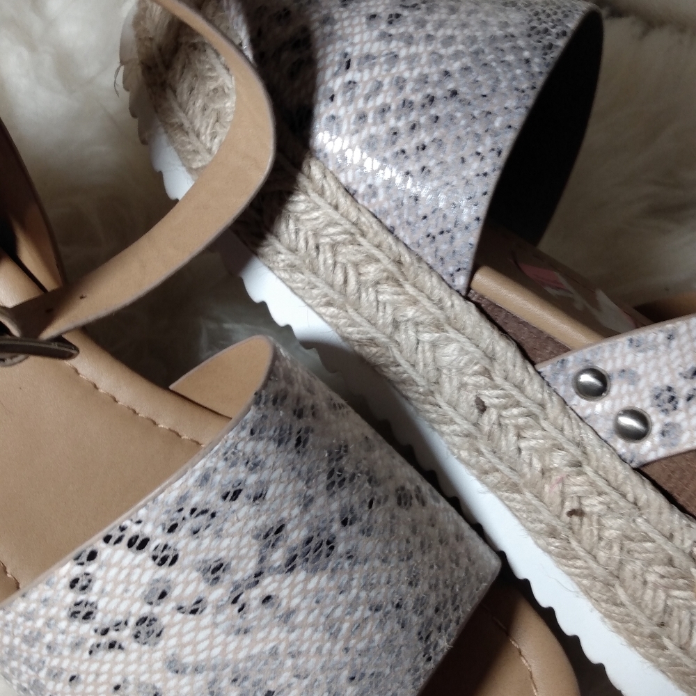 Sandals - Picture 6 of 6